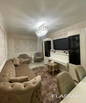 Продается 2-х комнатная переделанная в 3-х комнатную у метро Г. Нжде