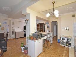Продается 3-комнатная квартира на улице Орбели, 124 кв. м. , 1-й этаж 9-этажного здания