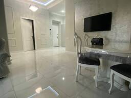 В Малом центре Еревана, в одном из самых лучших мест, на ул. Сарян, первое линие, трешка